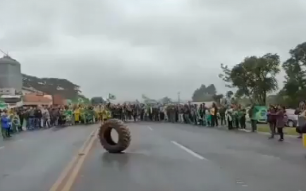 Bolsonaristas cantam hino nacional para um pneu