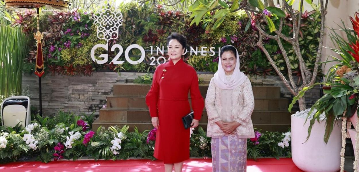 Peng Liyuan, primeira-dama da China, e Iriana Joko Widodo, primeira-dama da Indonésia