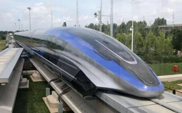 De novo, o trem de alta velocidade