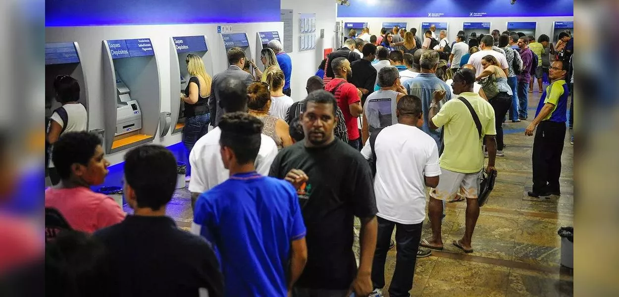 Famílias em agências bancárias