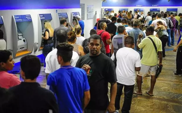 Inadimplência registra leve queda, mas ainda atinge quase 70 milhões de brasileiros, mostra pesquisa CNDL/SPC