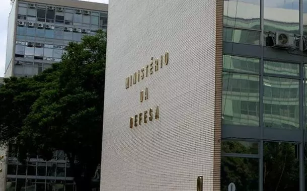 Defesa é notificada para rever regras de alistamento de mulheres trans nas Forças Armadas