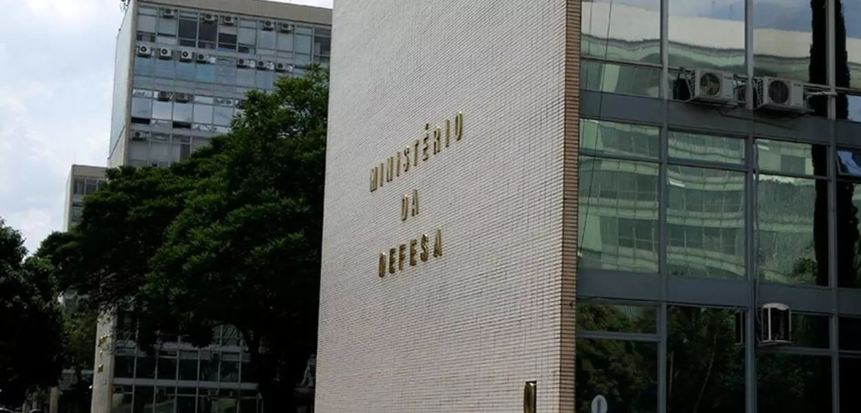 Defesa é notificada para rever regras de alistamento de mulheres trans nas Forças Armadas