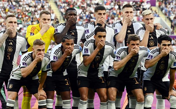 Jogadores da seleção da Alemanha posam para foto oficial tapando suas bocas com as mãos antes de estreia na Copa do Mundo do Catar contra o Japão 23/11/2022