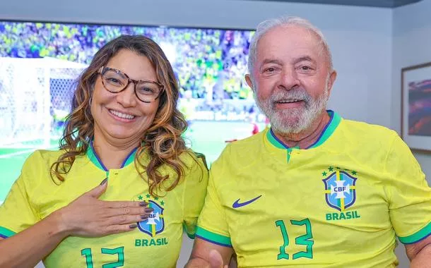 Janja e Lula com a camisa da Seleção Brasileira