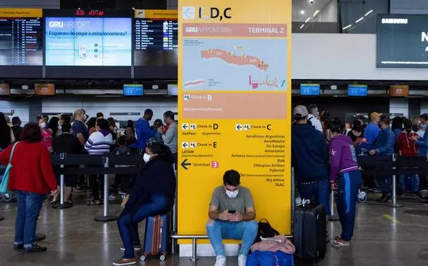 Homem de máscara no Aeroporto Internacional de Guarulhos (SP)