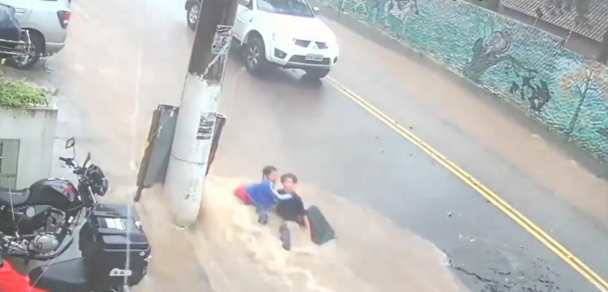 Crianças São Arrastadas Por Enxurrada Na Rua Durante Chuva E Salvas Por Motoboys Em Sp Vídeo 9987