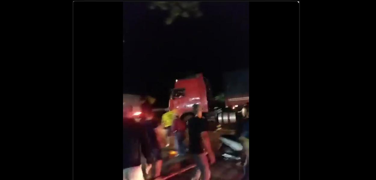 Caminhão atropela manifestantes em Rondônia