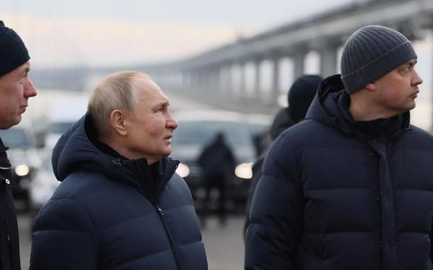 Vladimir Putin visita ponte da Crimeia