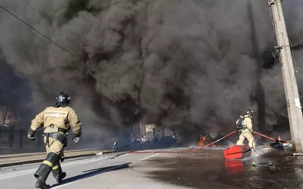 Bombeiros trabalhando depois que as forças de Kiev bombardearam o centro de Donetsk, na Rússia