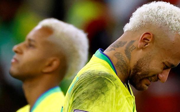 Neymar lamenta eliminação do Brasil na Copa do Mundo 9/12/2022      REUTERS/Suhaib Salem