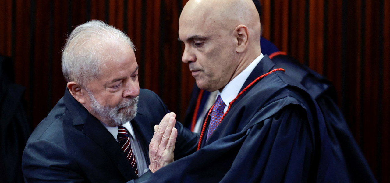 Lula e Moraes se cumprimentam em cerimônia de diplomação em Brasília