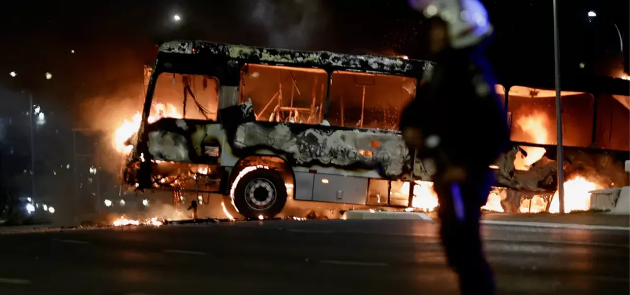 Ônibus incendiado em Brasília