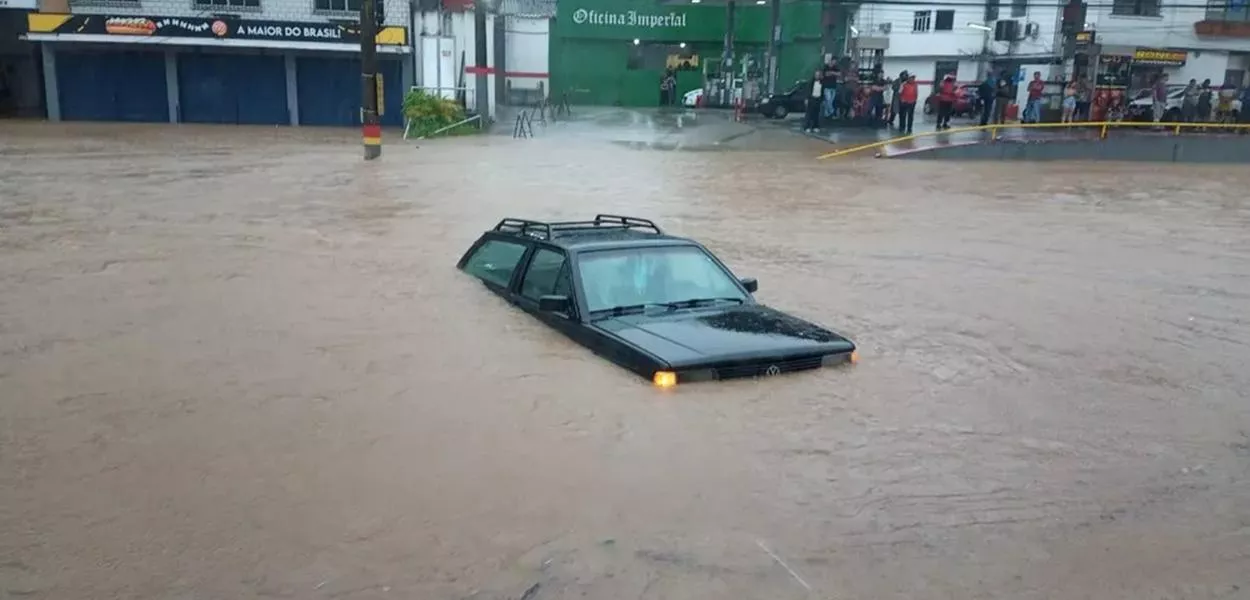 Veículo ilhado em Petrópolis