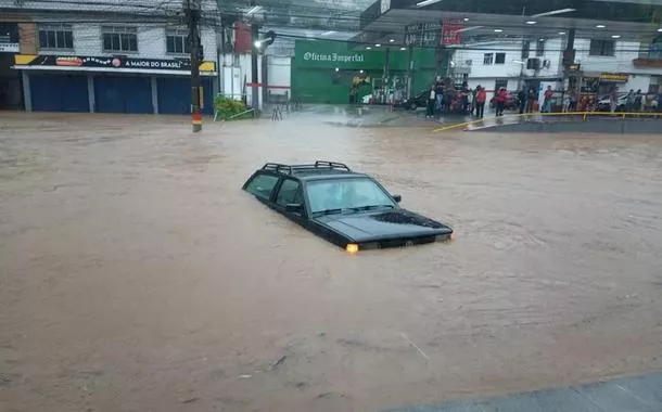Veículo ilhado em Petrópolis