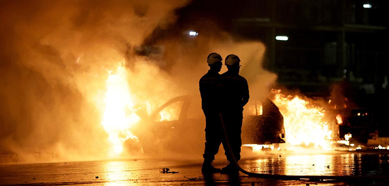 Bombeiros tentam controlar fogo de carro incendiado durante atos de violência em Brasília