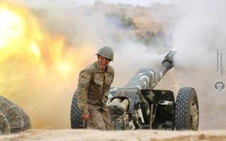 Um soldado de etnia armênia dispara uma peça de artilharia durante a luta com as forças do Azerbaijão na região separatista de Nagorno-Karabakh, em setembro de 2020