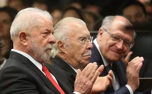 “Lula faz um bom governo e deve ser apoiado", diz Sarney