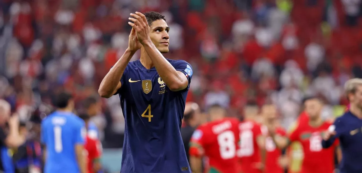 Raphael Varane em jogo da França contra Marrocos