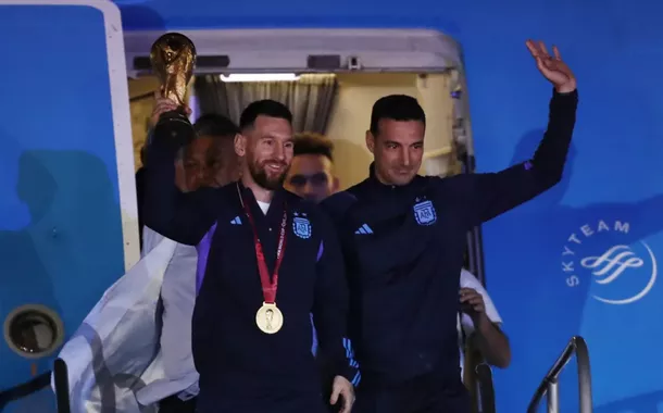 Seleção argentina é recebida por multidão em aeroporto