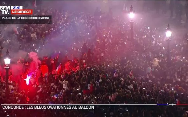 Milhares de franceses recebem a seleção após a Copa