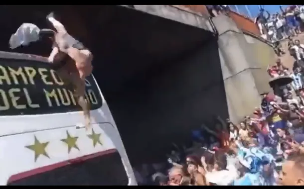 Torcedor argentino despencou de viaduto