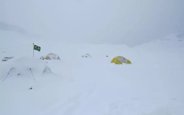 Expedição brasileira à Antártica pesquisa danos ambientais