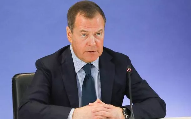 Trump obriga Kiev a pagar ajuda militar com recursos minerais, diz Medvedev