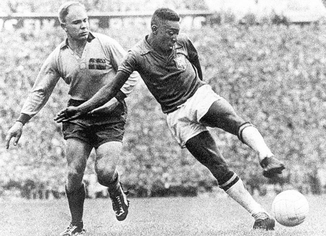 Pelé, aos 17 anos, disputando final de Copa do Mundo contra a Suécia, em 1958