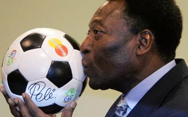 Mansão famosa de Pelé no Guarujá estaria em estado de abandono e é alvo de ladrões; confira as imagens do local