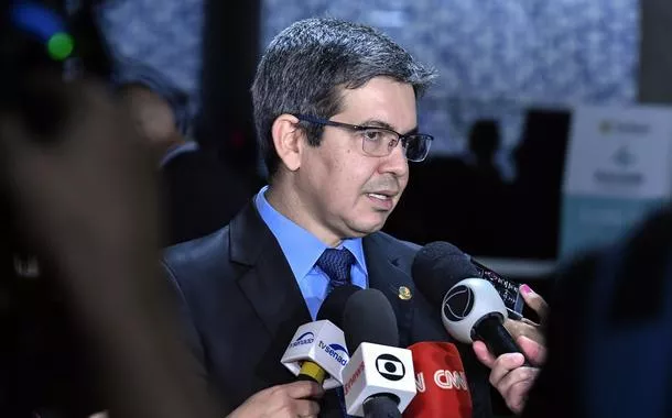 Ao deixar a Rede, Randolfe critica duramente o Ibama, subordinado a Marina