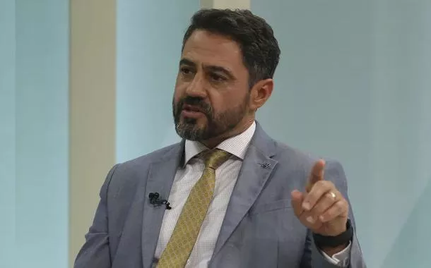 Caso das joias sauditas: troca de mensagens com Mauro Cid complica ex-chefe da Receita em investigação