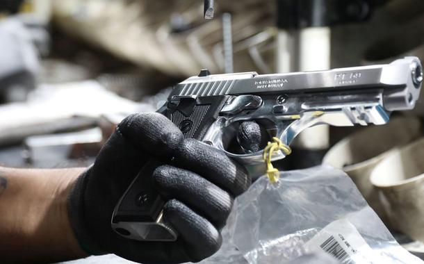 Arma em fábrica de armamentos em São Leopoldo