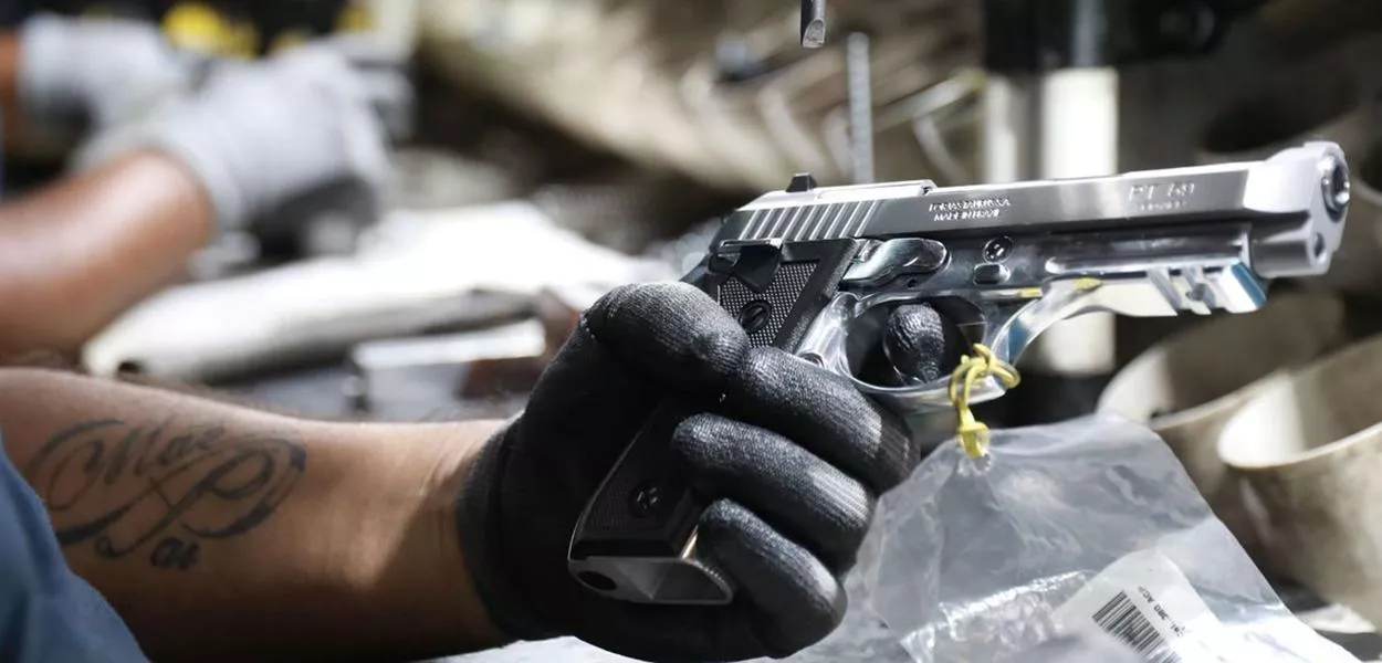 Arma em fábrica de armamentos em São Leopoldo