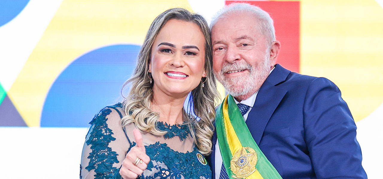 BISPO BRUNO E ESPOSA TIROU UM MOMENTO PARA TIRAR FOTOGRAFIAS COM CRIANÇAS 