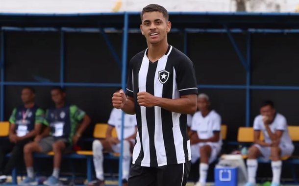 Sapata, de 19 anos, autor de três gols na vitória do Botafogo por 4 a 0 contra o Pinheirense