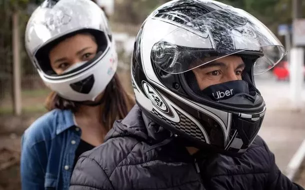 Procon-SP multa Uber e 99 por oferecer serviço de mototáxi na capital