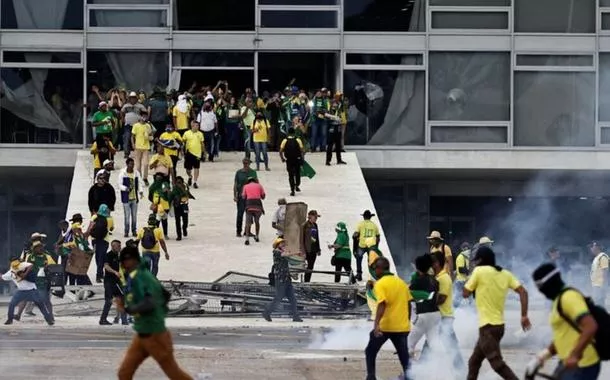 Golpismo bolsonarista e arquitetura da destruição