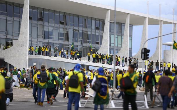 Bolsonaristas invadem Congresso, STF e Palácio do Planalto.