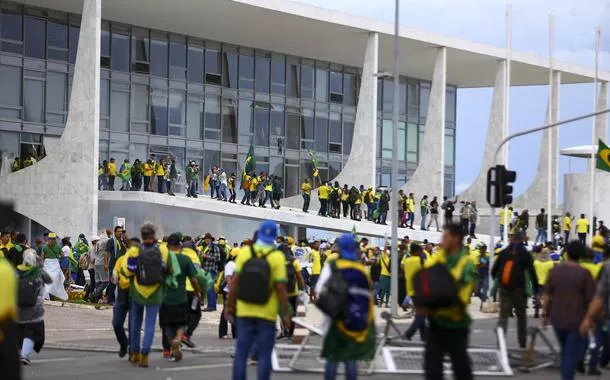 Bolsonaristas invadem Congresso, STF e Palácio do Planalto.