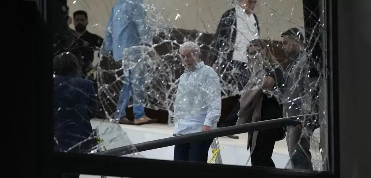 Presidente Luiz Inácio Lula da Silva vistoria destruição no Palácio do Planalto