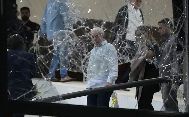 Presidente Luiz Inácio Lula da Silva vistoria destruição no Palácio do Planalto