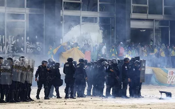 Manifestantes invadem Congresso, STF e Palácio do Planalto.