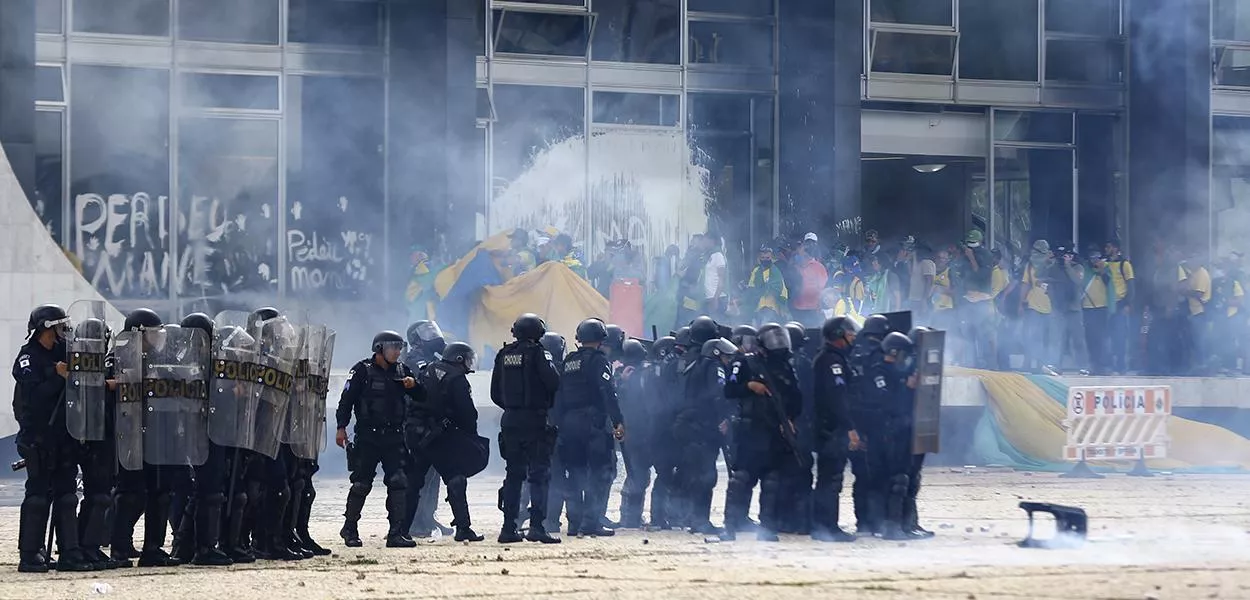 Manifestantes invadem Congresso, STF e Palácio do Planalto.