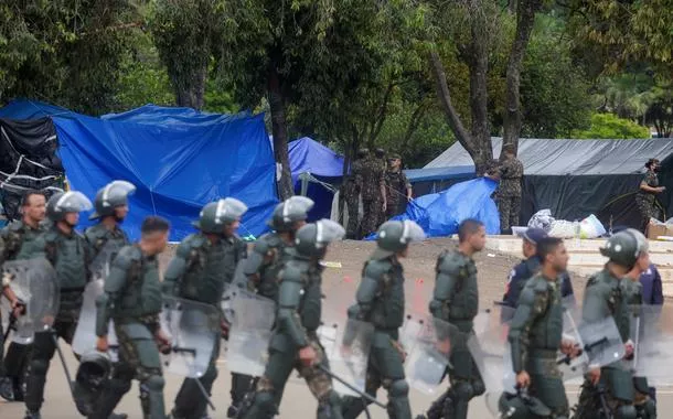 Exército ainda esconde identidade de quem autorizou o uso de blindados para proteger bolsonaristas golpistas no QG