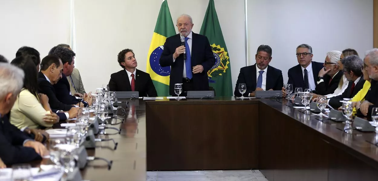 A esquerda e o cerco ao governo Lula