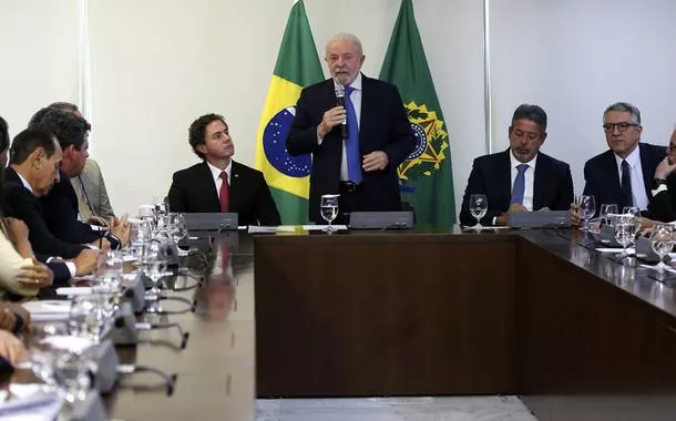 A esquerda e o cerco ao governo Lula