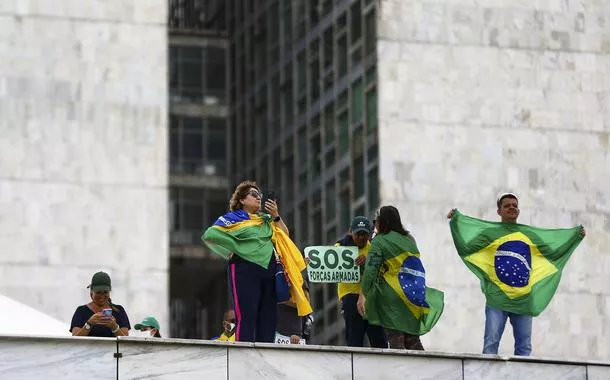 Manifestantes invadem Congresso, STF e Palácio do Planalto.