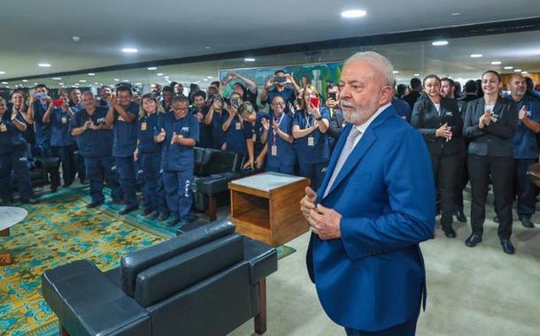 Presidente Lula e trabalhadores do Palácio do Planalto