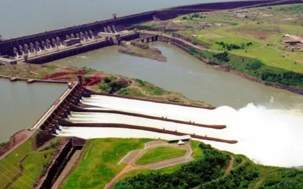 Brasil e Paraguai discutem desdolarização da energia de Itaipu